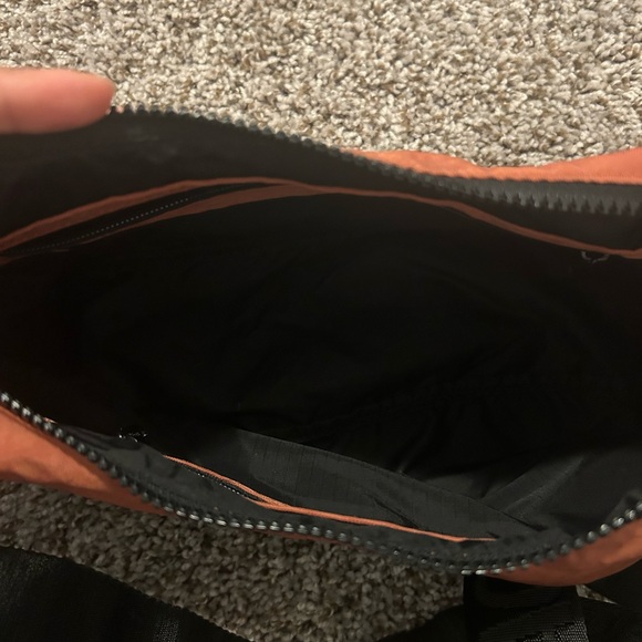 Rust medium crescent BAGGU. - Picture 3 of 8